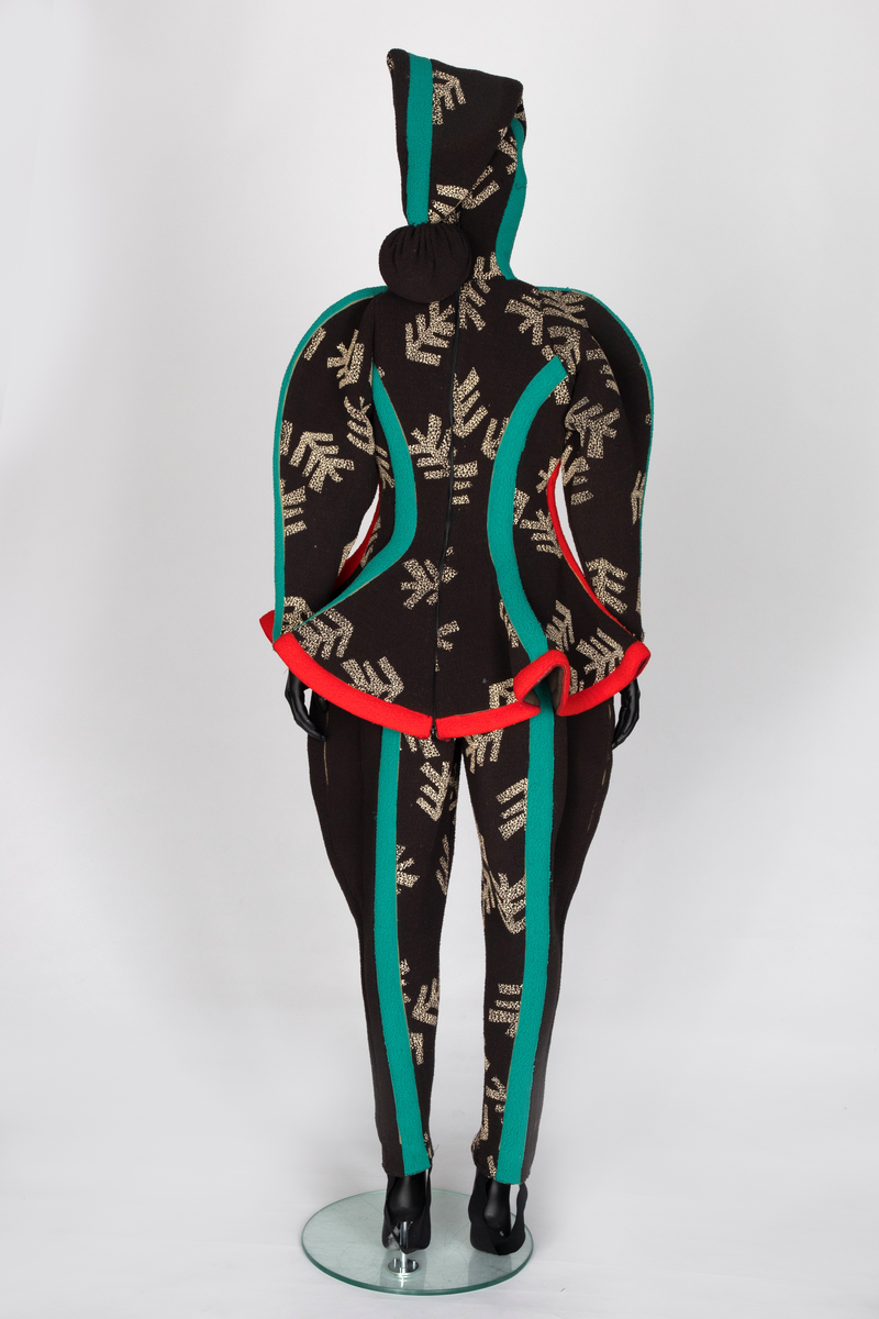 Stiliserte grankvister sparsomt spredd utover stoffet