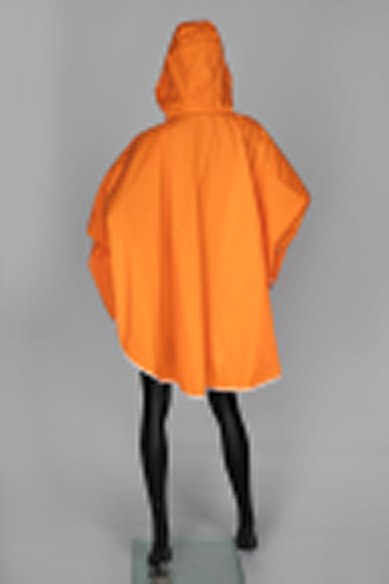 Oransje regnponcho med hette. Ponchoen har en løsthengende sirkelform. Trykknapper nederst til ermene og hvit skråkant på nederkanten. Hette med åpning og to hvite trykknapper. Snor og maljer med snorstopper og snorregulerer. Midt foran på brystet sveiset glidelås, markert med hvit kant.