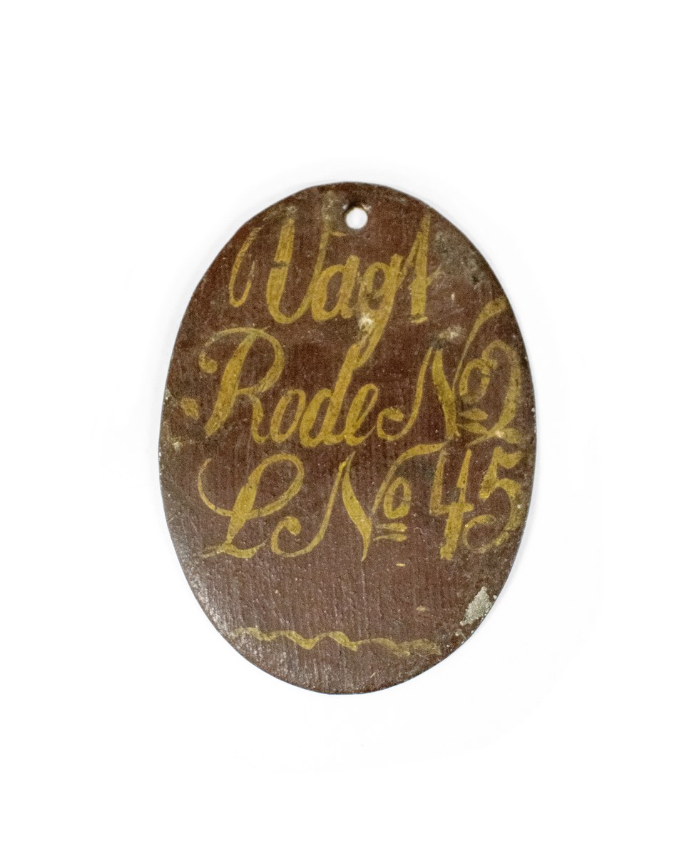 Ulike skilt av metall, antagelig for Brannmannskap. Alle skiltene har håndmalt skrift og dekor.

Består av 6 små ovale skilter:
1. Vagt, Rode No2, L No45
2. Vagt, Rode No2, L No46
3. Vagt, Rode No2, L No46
4. Vagt, Rode No?, L No?
5. Seil No5., L nO4
6. ?

Og to litt større ovale skilter:
7. Adjutant
8. Rodemester

Og to halvmåneformede skilter:
9. Leutnant No2
10. Leutnant No2
