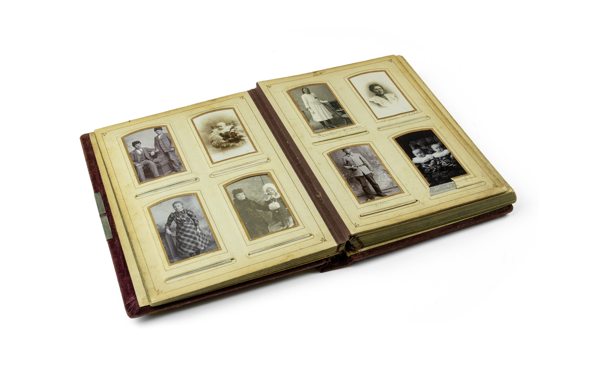 Fotoalbum polstret og innbundet, trukket i rødbrun fløyel. Albumets fremside har påmontert metall-ornamentikk i hvert hjørne. Sidene er laget av kartong og papir, med forgylte detaljer og kanter. Albumet inneholder 38 fotografier, de fleste portrettfotografi. Enkelte av fotografiene har opplysninger om avbildede personer skrevet på vedsiden av bilde på sidene i albumet.