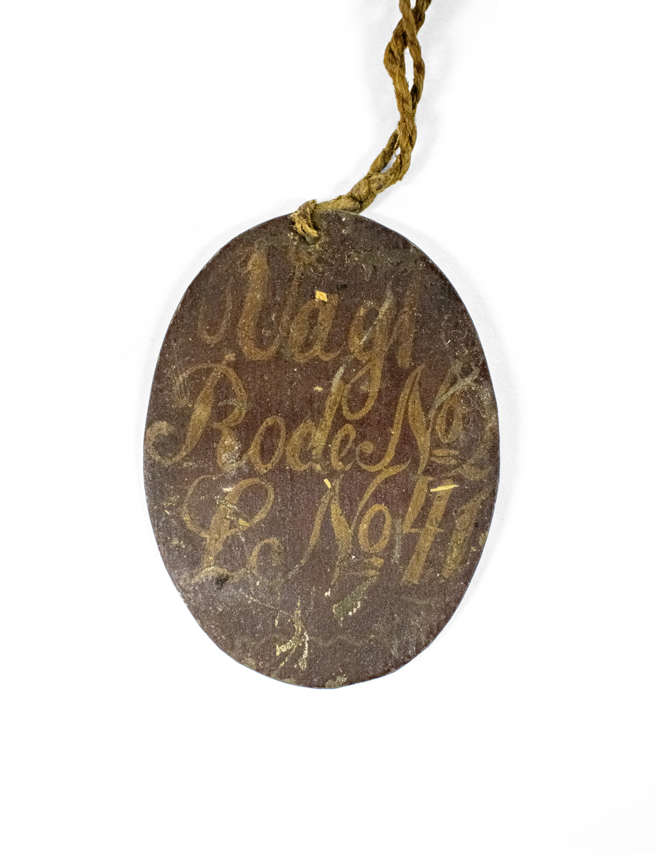 Ulike skilt av metall, antagelig for Brannmannskap. Alle skiltene har håndmalt skrift og dekor.

Består av 6 små ovale skilter:
1. Vagt, Rode No2, L No45
2. Vagt, Rode No2, L No46
3. Vagt, Rode No2, L No46
4. Vagt, Rode No?, L No?
5. Seil No5., L nO4
6. ?

Og to litt større ovale skilter:
7. Adjutant
8. Rodemester

Og to halvmåneformede skilter:
9. Leutnant No2
10. Leutnant No2
