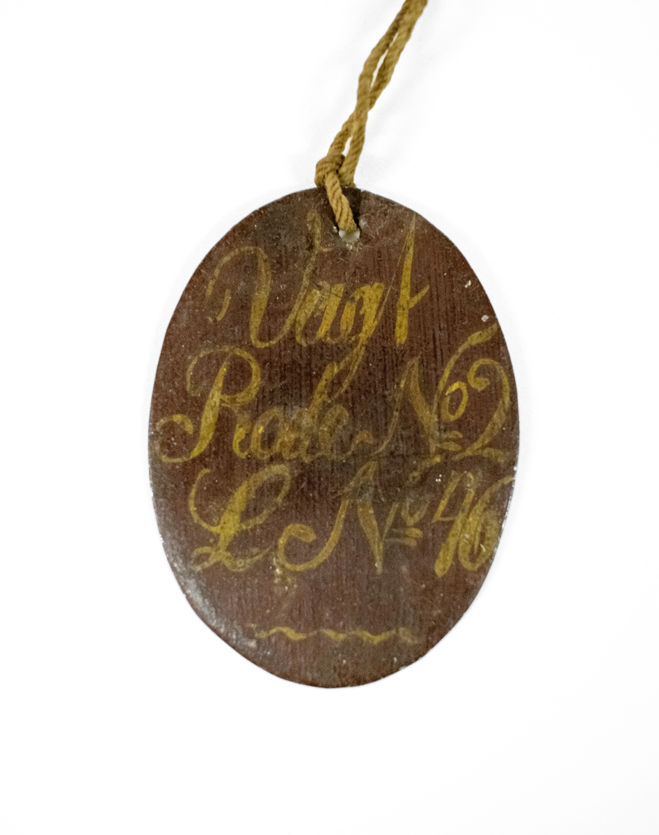 Ulike skilt av metall, antagelig for Brannmannskap. Alle skiltene har håndmalt skrift og dekor.

Består av 6 små ovale skilter:
1. Vagt, Rode No2, L No45
2. Vagt, Rode No2, L No46
3. Vagt, Rode No2, L No46
4. Vagt, Rode No?, L No?
5. Seil No5., L nO4
6. ?

Og to litt større ovale skilter:
7. Adjutant
8. Rodemester

Og to halvmåneformede skilter:
9. Leutnant No2
10. Leutnant No2
