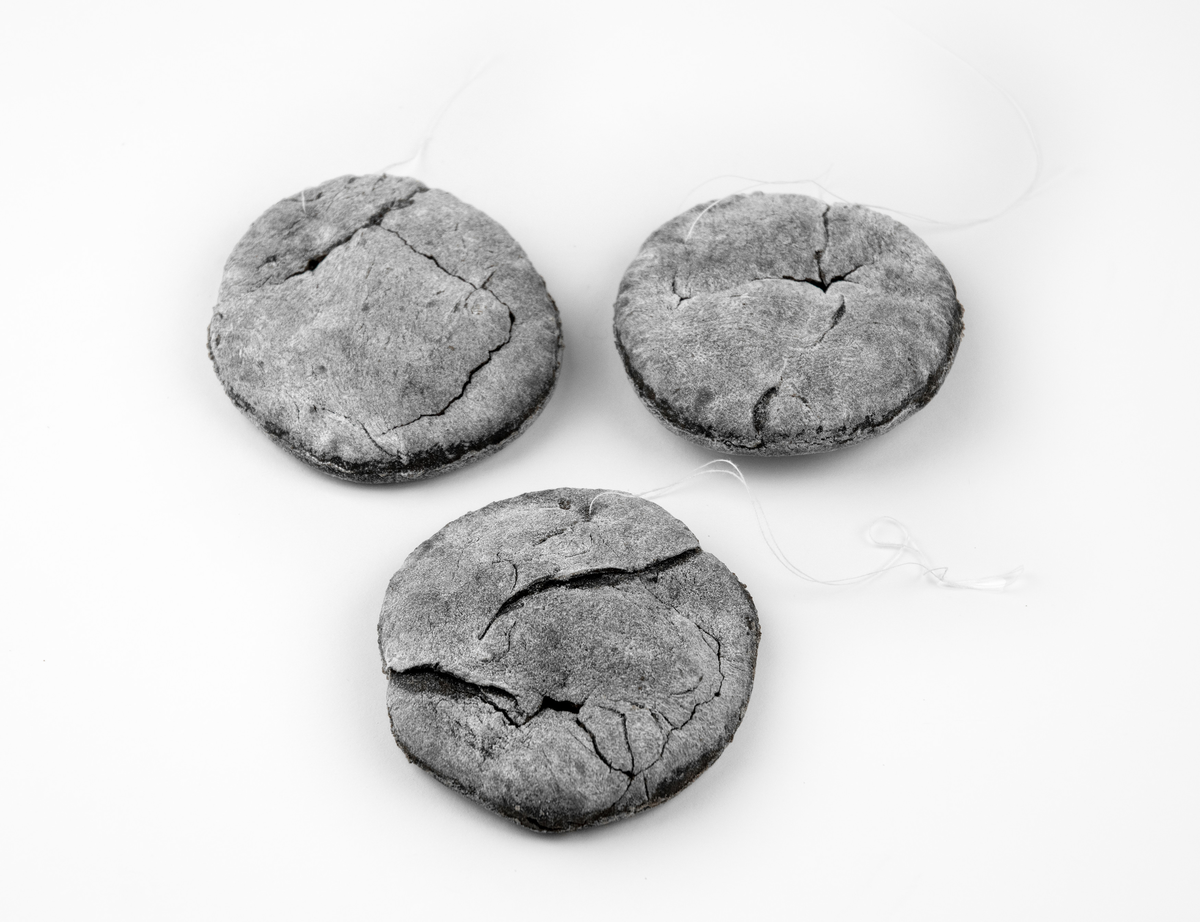 Flate, runde og tørkede brød. Dyp rødbrun i fargen, med dryss av mel. 3 stk. Sytråd er trukket gjennom brødene for oppheng ved tørking under produksjon. Brødene er laget av blod og kjøttkraft fra rein, rugmel, hvetemel, salt og gjær.