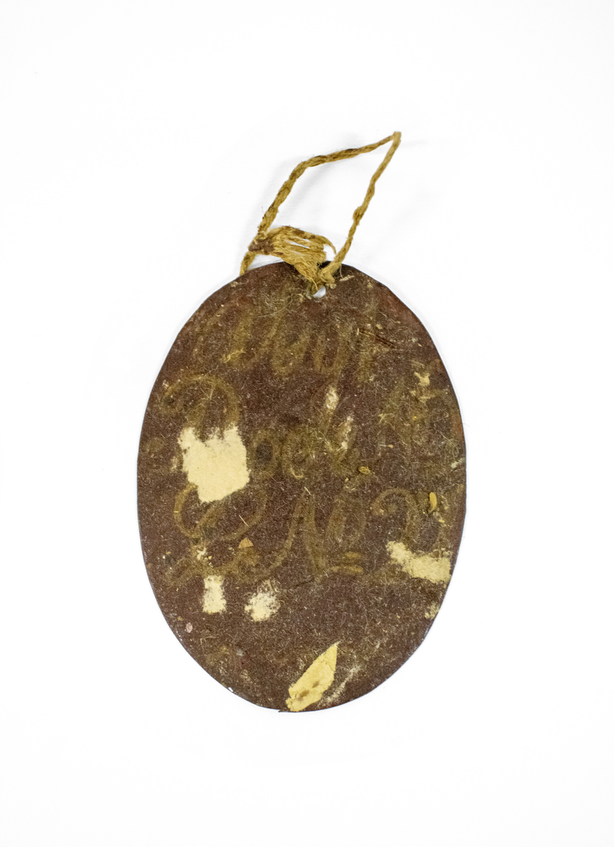 Ulike skilt av metall, antagelig for Brannmannskap. Alle skiltene har håndmalt skrift og dekor.

Består av 6 små ovale skilter:
1. Vagt, Rode No2, L No45
2. Vagt, Rode No2, L No46
3. Vagt, Rode No2, L No46
4. Vagt, Rode No?, L No?
5. Seil No5., L nO4
6. ?

Og to litt større ovale skilter:
7. Adjutant
8. Rodemester

Og to halvmåneformede skilter:
9. Leutnant No2
10. Leutnant No2
