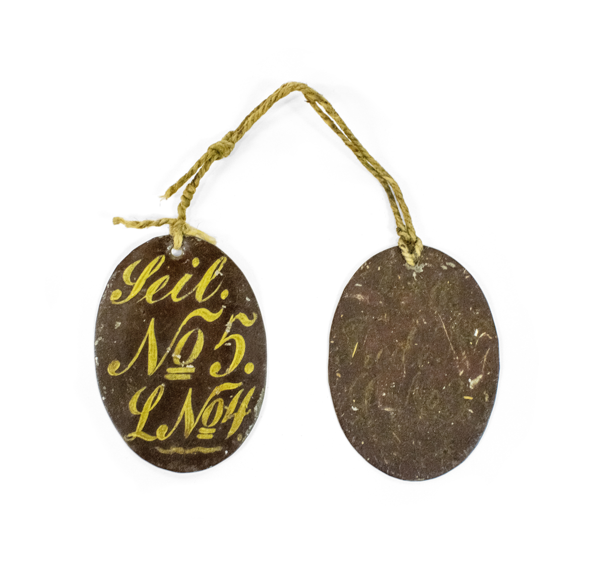 Ulike skilt av metall, antagelig for Brannmannskap. Alle skiltene har håndmalt skrift og dekor.

Består av 6 små ovale skilter:
1. Vagt, Rode No2, L No45
2. Vagt, Rode No2, L No46
3. Vagt, Rode No2, L No46
4. Vagt, Rode No?, L No?
5. Seil No5., L nO4
6. ?

Og to litt større ovale skilter:
7. Adjutant
8. Rodemester

Og to halvmåneformede skilter:
9. Leutnant No2
10. Leutnant No2
