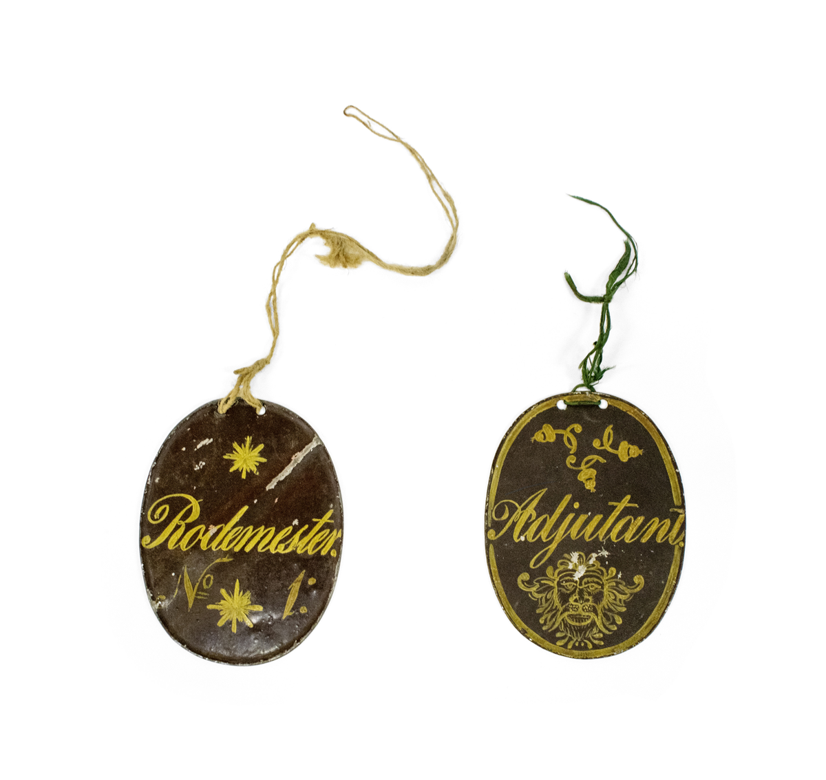 Ulike skilt av metall, antagelig for Brannmannskap. Alle skiltene har håndmalt skrift og dekor.

Består av 6 små ovale skilter:
1. Vagt, Rode No2, L No45
2. Vagt, Rode No2, L No46
3. Vagt, Rode No2, L No46
4. Vagt, Rode No?, L No?
5. Seil No5., L nO4
6. ?

Og to litt større ovale skilter:
7. Adjutant
8. Rodemester

Og to halvmåneformede skilter:
9. Leutnant No2
10. Leutnant No2
