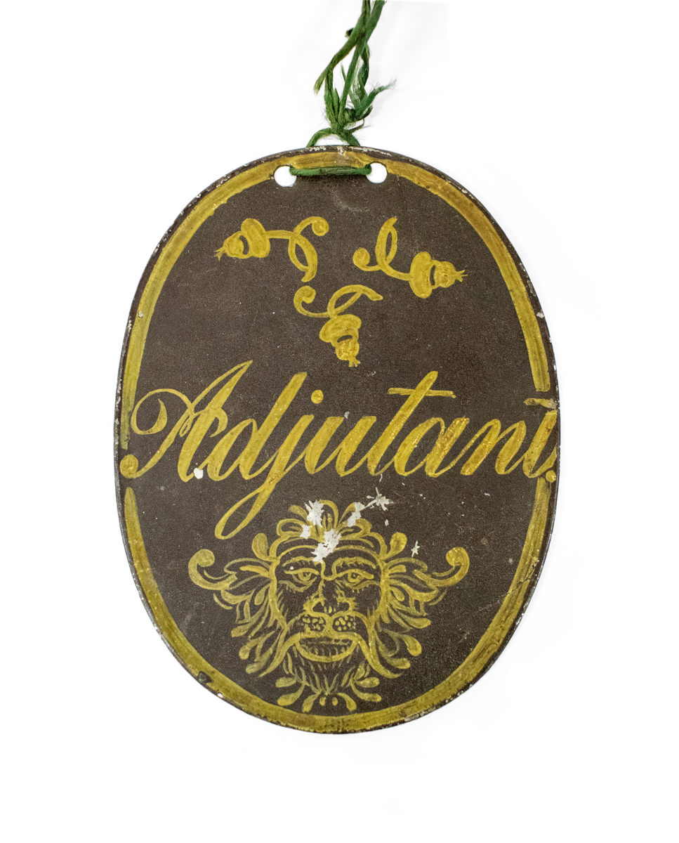 Ulike skilt av metall, antagelig for Brannmannskap. Alle skiltene har håndmalt skrift og dekor.

Består av 6 små ovale skilter:
1. Vagt, Rode No2, L No45
2. Vagt, Rode No2, L No46
3. Vagt, Rode No2, L No46
4. Vagt, Rode No?, L No?
5. Seil No5., L nO4
6. ?

Og to litt større ovale skilter:
7. Adjutant
8. Rodemester

Og to halvmåneformede skilter:
9. Leutnant No2
10. Leutnant No2
