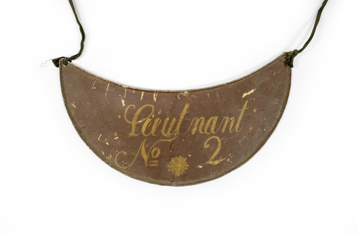 Ulike skilt av metall, antagelig for Brannmannskap. Alle skiltene har håndmalt skrift og dekor.

Består av 6 små ovale skilter:
1. Vagt, Rode No2, L No45
2. Vagt, Rode No2, L No46
3. Vagt, Rode No2, L No46
4. Vagt, Rode No?, L No?
5. Seil No5., L nO4
6. ?

Og to litt større ovale skilter:
7. Adjutant
8. Rodemester

Og to halvmåneformede skilter:
9. Leutnant No2
10. Leutnant No2
