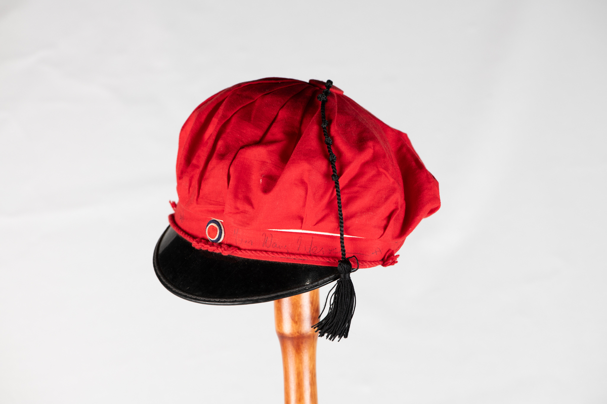 Rød russeue med dusk