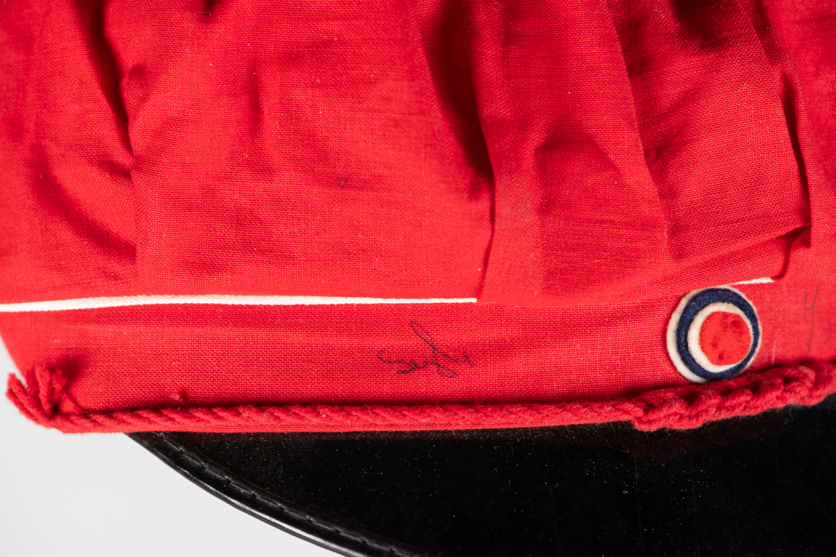 Rød russeue med dusk