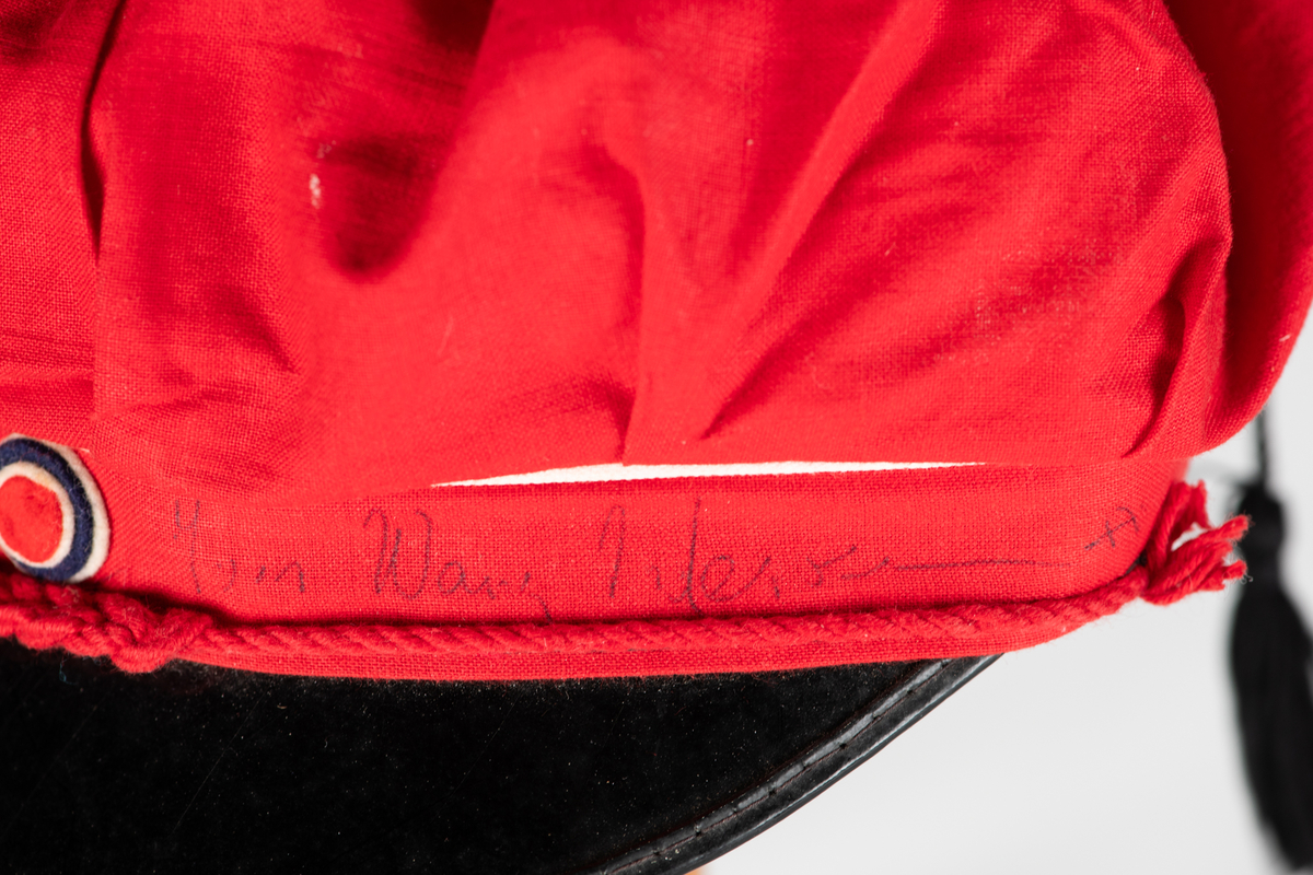 Rød russeue med dusk