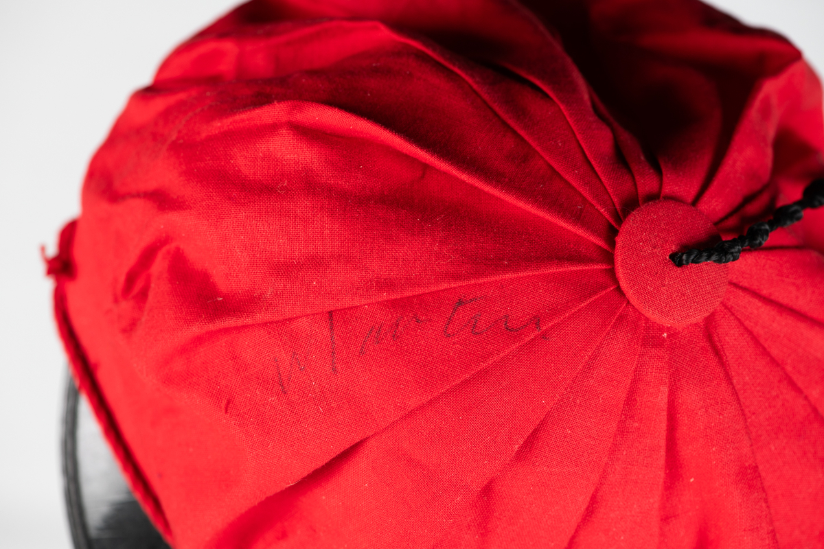 Rød russeue med dusk