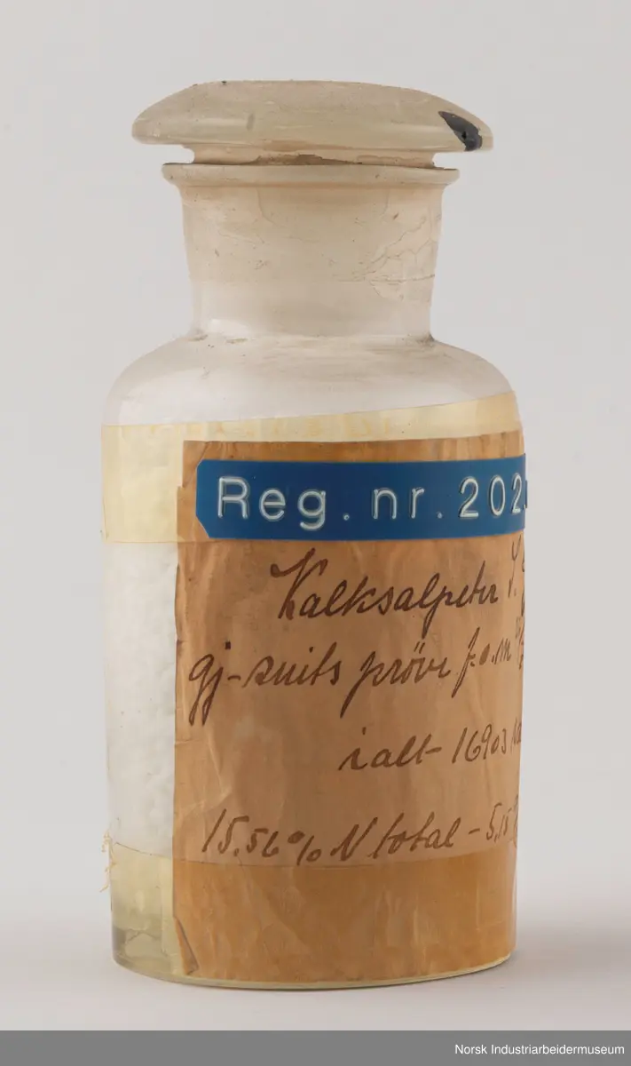 Åtte sylindriske laboratorieflasker i glass som inneholder kalksalpeter-prøver fra 1929, 1931 og 1932.
1. Gjennomsnittsprøve ferdigvare 23/6 - 29/6 . 1929
2. Gjennomsnittsprøve ferdigvare 14/7 - 20/7 . 1929
3. Gjennomsnittsprøve ferdigvare 21/7 - 27/7 . 1929
4. Salpeterprøve sendt til Tyskland 27/7. 1929
5. Gjennomsnittsprøve ferdigvare 26/7 - 2/8 . 1929
6. Gjennomsnittsprøve ferdigvare 18/8 - 24/8 . 1929
7. Gjennomsnittsprøve ferdigvare 20/3 - 31/3 . 1931
8. Gjennomsnittsprøve ferdigvare 18/1 - 25/1 . 1932