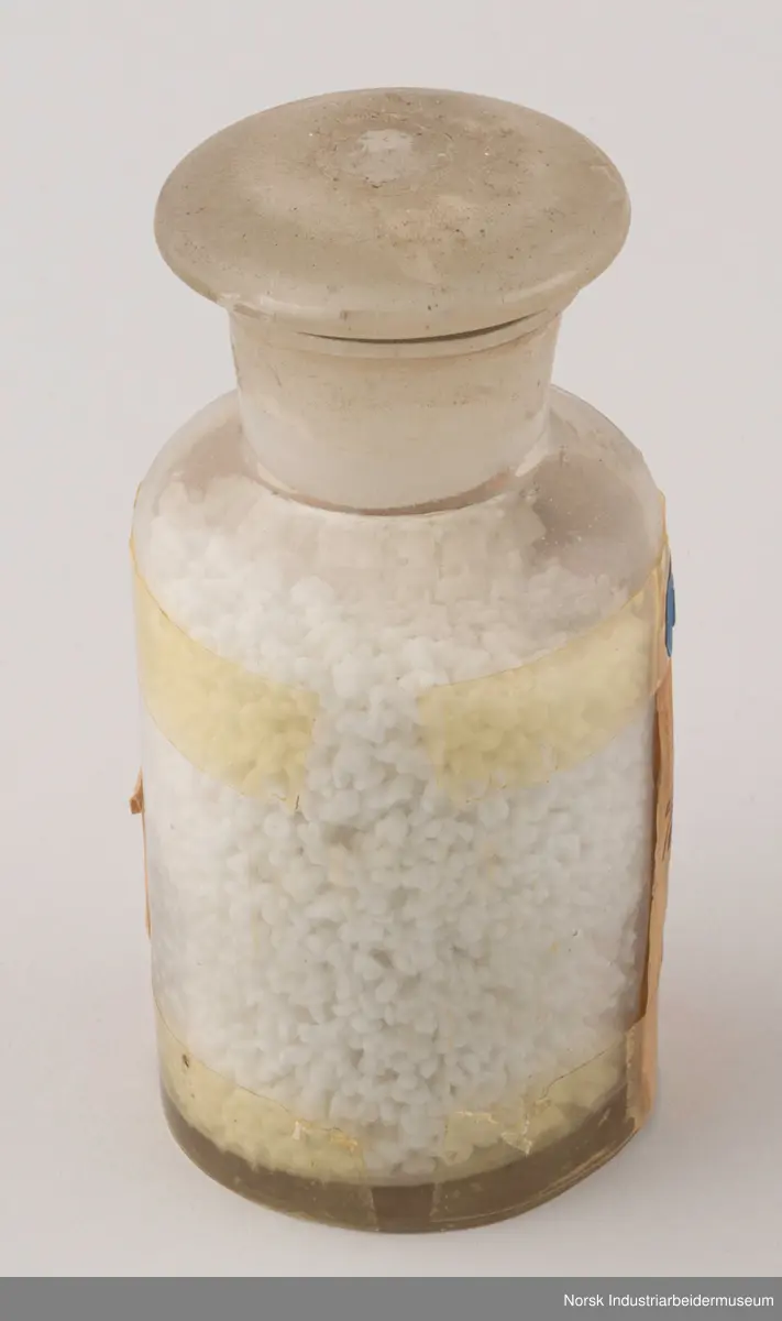 Sylindrisk laboratorieflaske som inneholder kalksalpeter-prøve av ferdigvare fra 26/7 - 2/8 . 1929