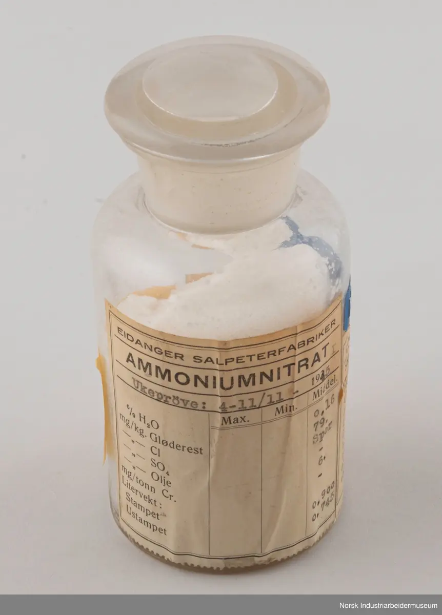 Ni laboratorieglas med diverse produktprøver.