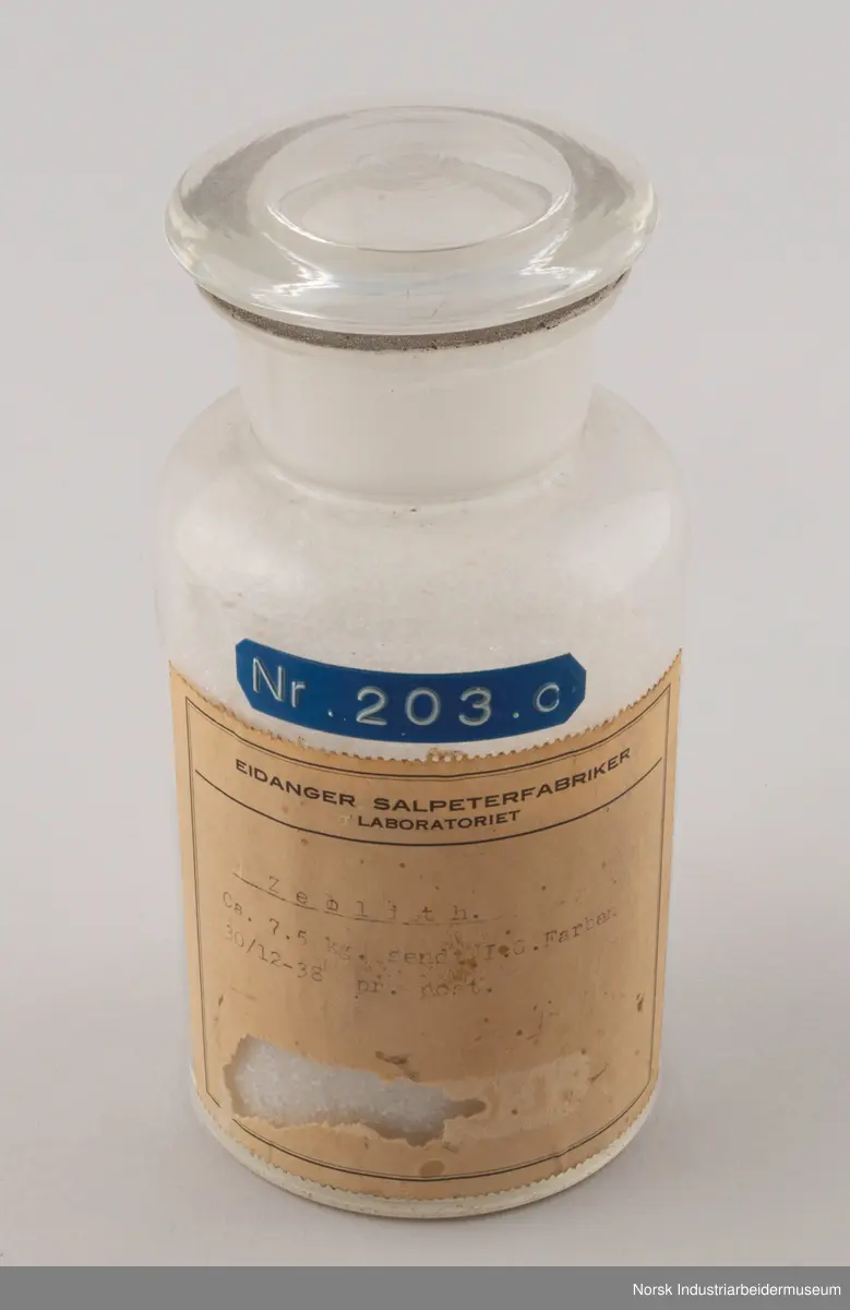 Ni laboratorieglas med diverse produktprøver.