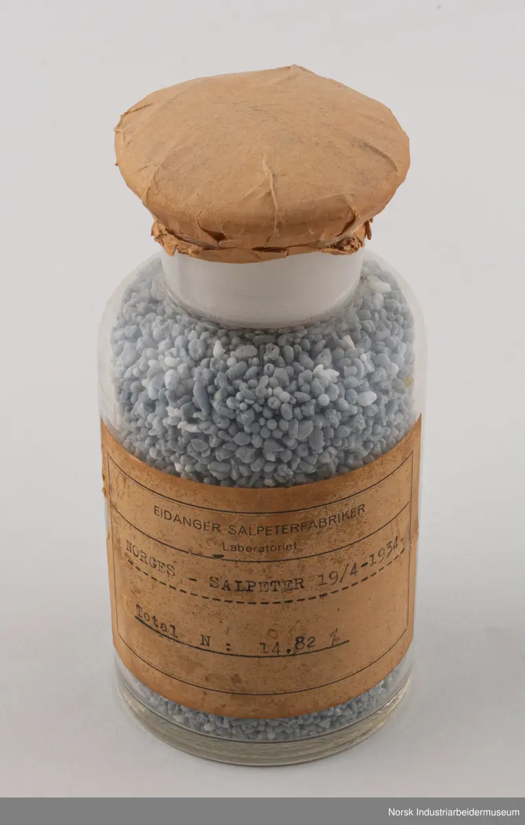 Ni laboratorieglas med diverse produktprøver.