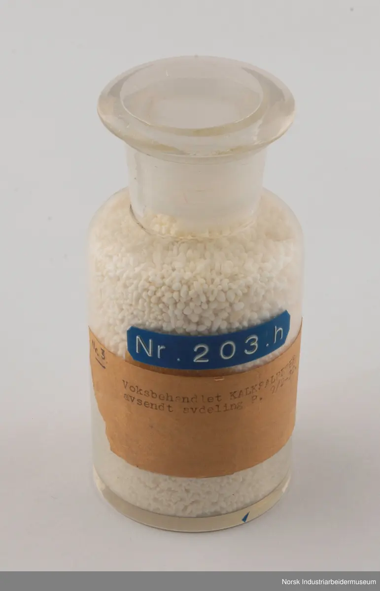 Ni laboratorieglas med diverse produktprøver.