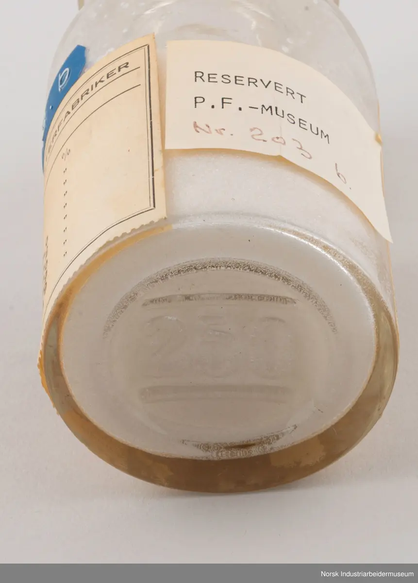 Sylindrisk laboratorieflaske som inneholder ukeprøve av ammoniumnitrat fra 4-11/11 1945.