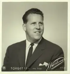 Atelierportrett, nærbilde mann. På bildet står det "Wardenær