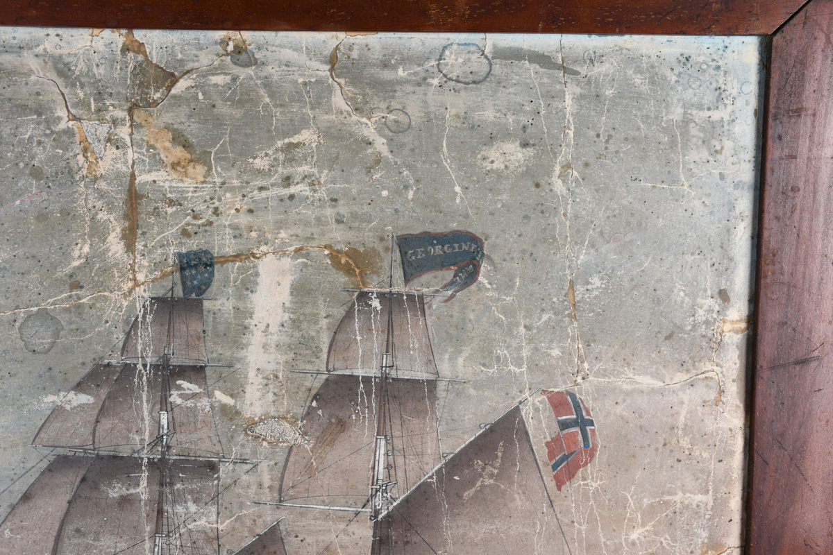 Motivet er et tomastet seilskip med rent norsk flagg og rederivimpel. Fyr til venstre