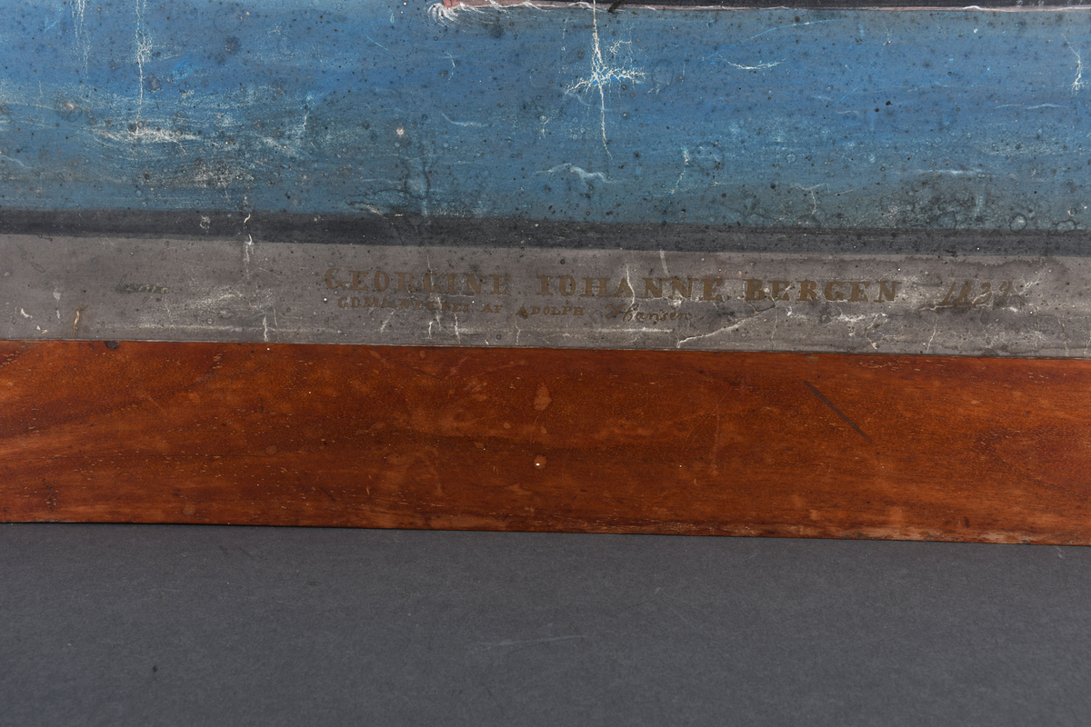 Motivet er et tomastet seilskip med rent norsk flagg og rederivimpel. Fyr til venstre