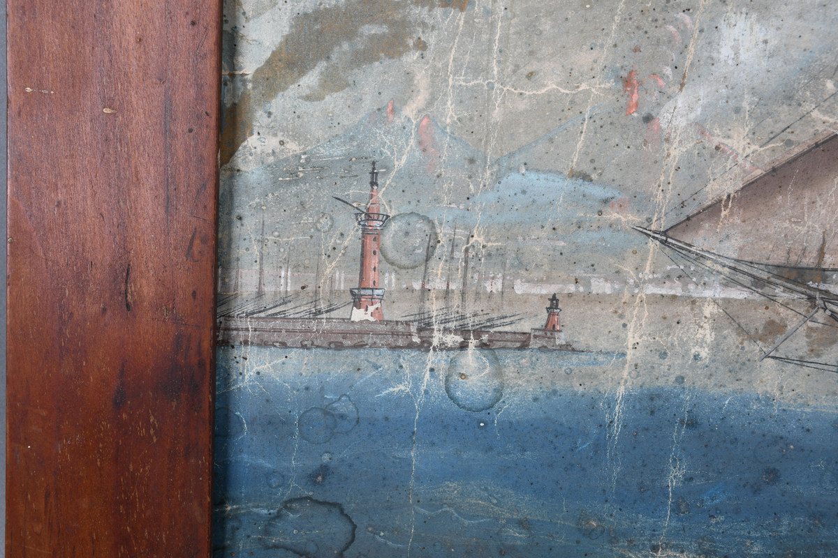 Motivet er et tomastet seilskip med rent norsk flagg og rederivimpel. Fyr til venstre