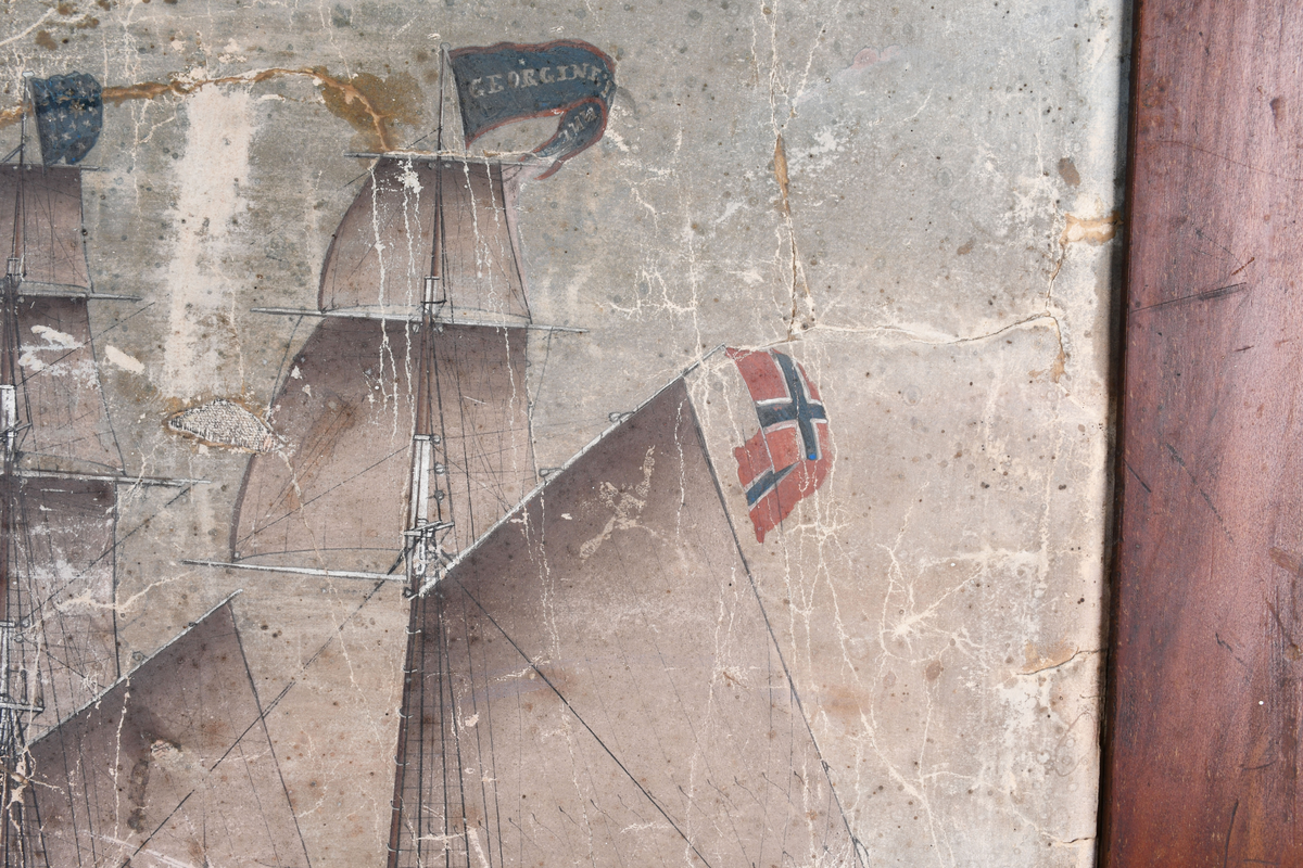 Motivet er et tomastet seilskip med rent norsk flagg og rederivimpel. Fyr til venstre