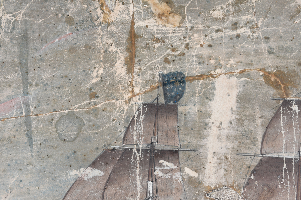 Motivet er et tomastet seilskip med rent norsk flagg og rederivimpel. Fyr til venstre