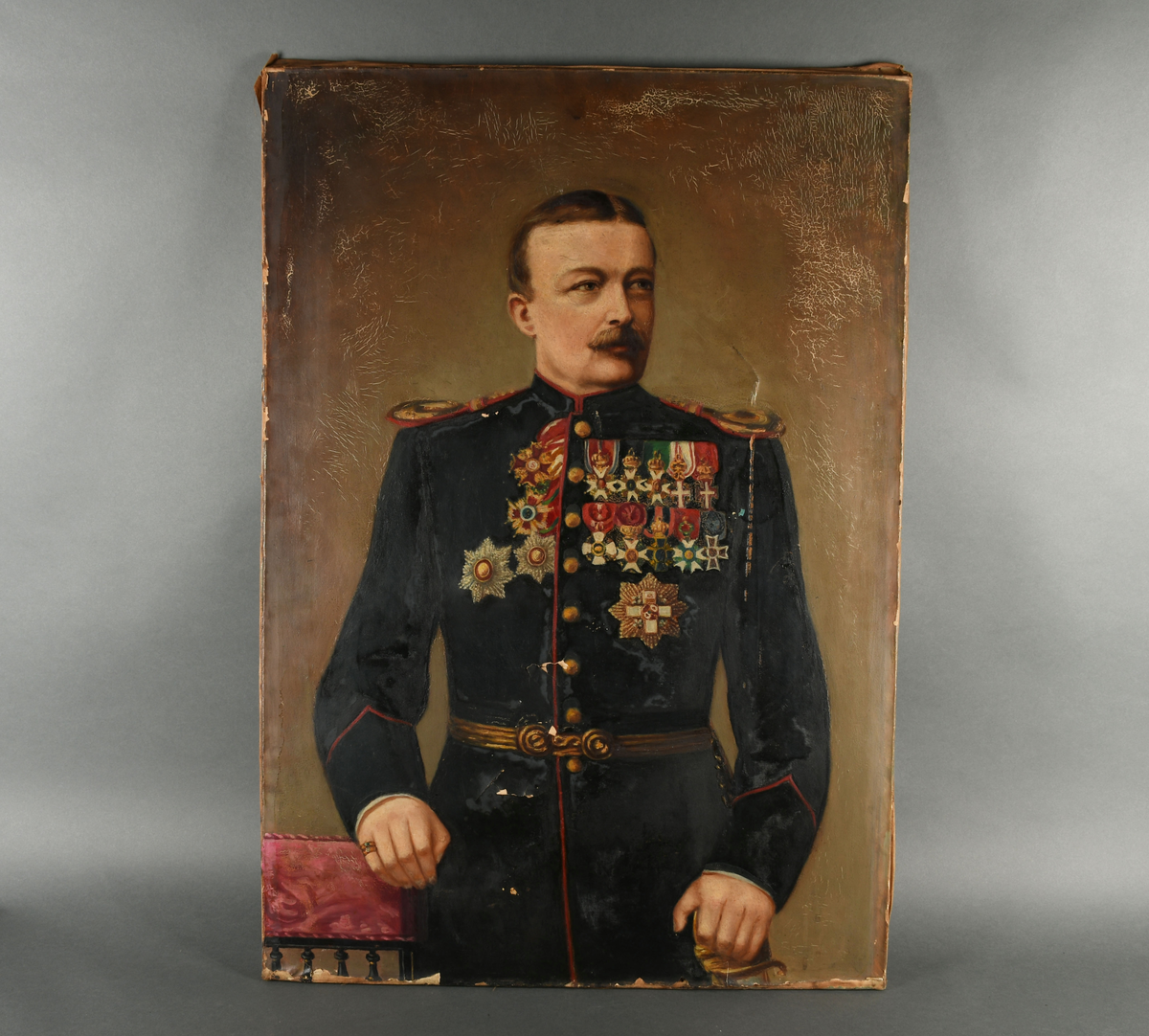 Portrettmaleri av mannsperson, offiser. Personen bærer uniform med ordener. Maleriet er usignert og uten ramme.