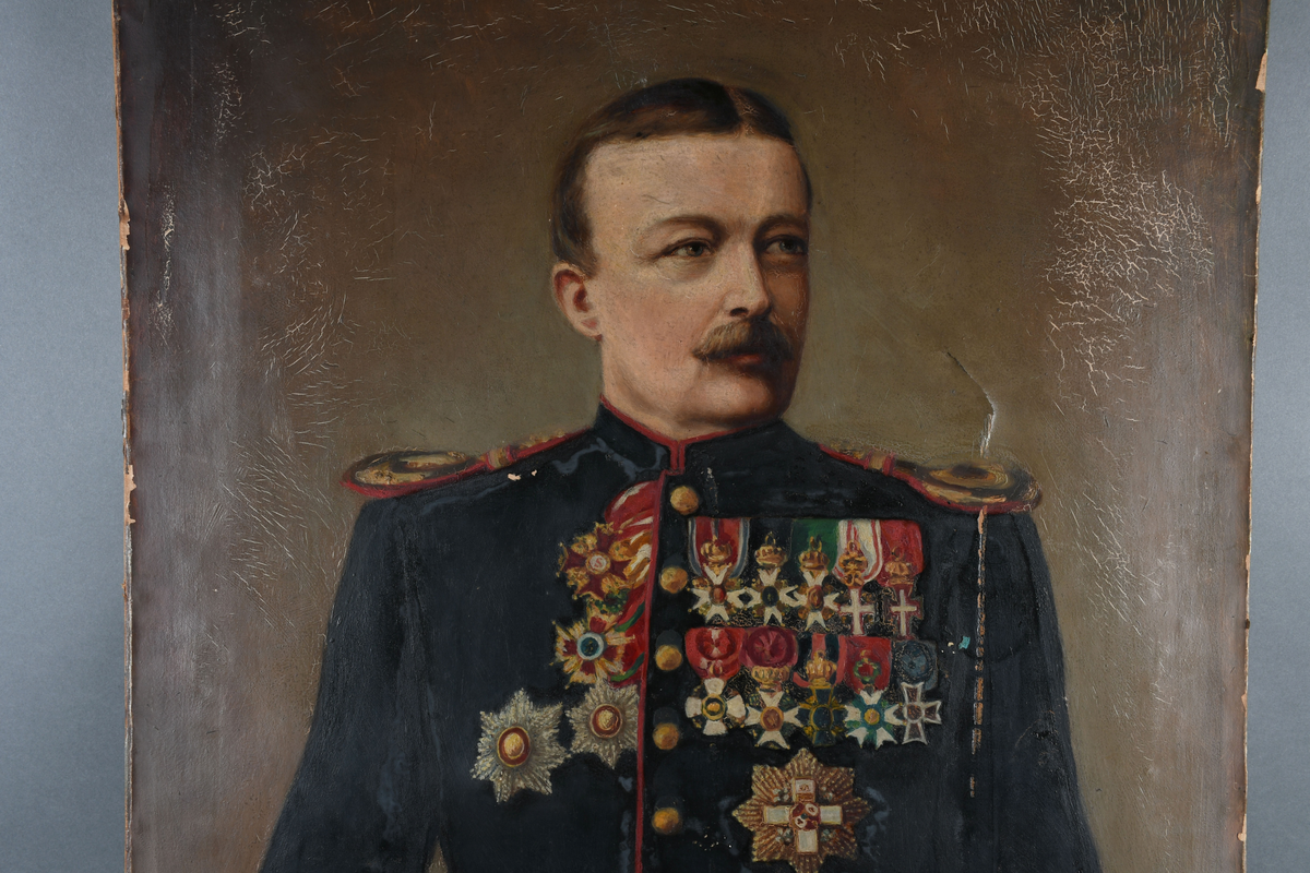 Portrettmaleri av mannsperson, offiser. Personen bærer uniform med ordener. Maleriet er usignert og uten ramme.