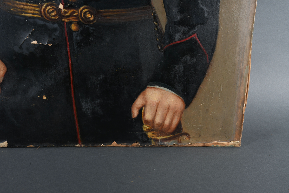 Portrettmaleri av mannsperson, offiser. Personen bærer uniform med ordener. Maleriet er usignert og uten ramme.