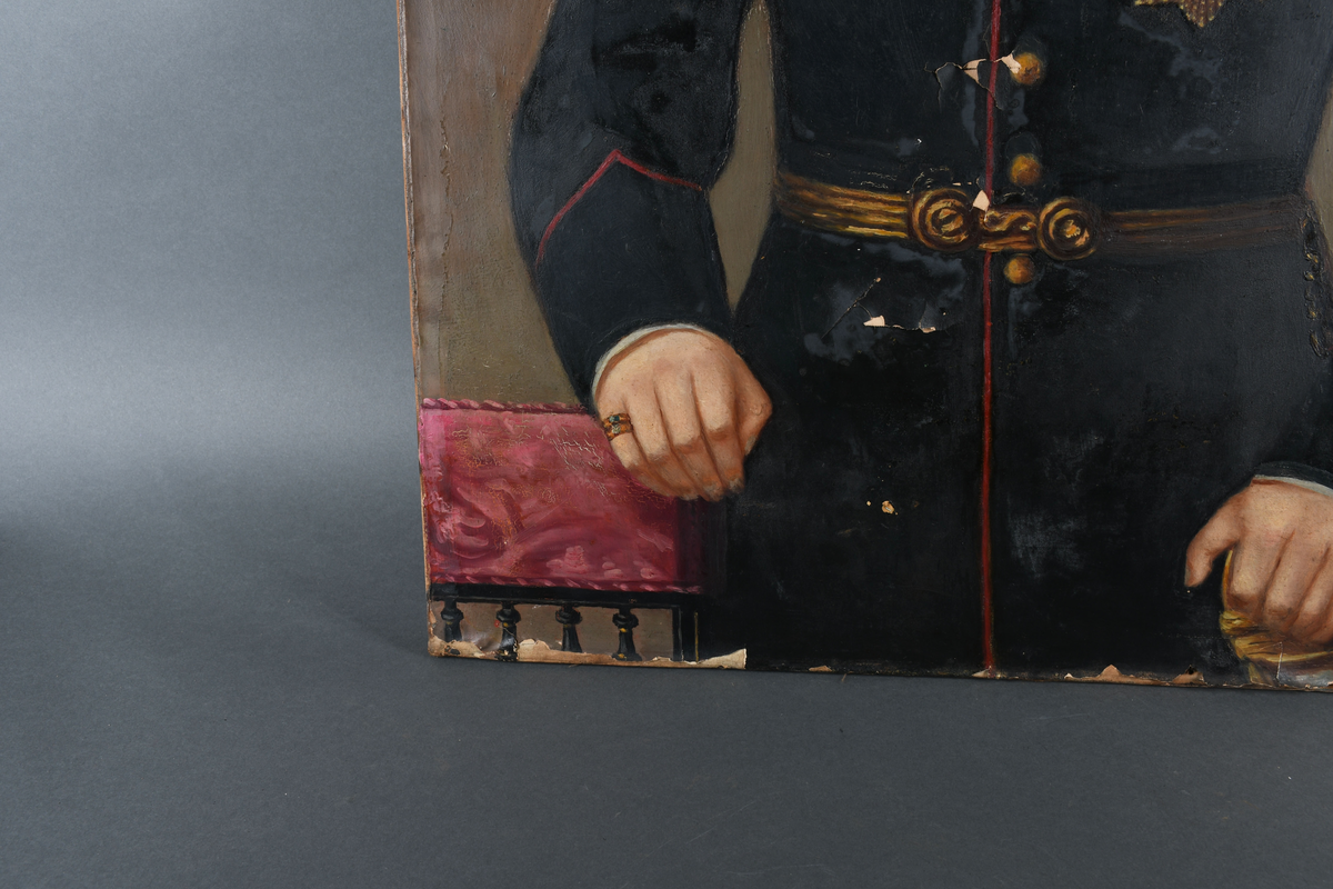 Portrettmaleri av mannsperson, offiser. Personen bærer uniform med ordener. Maleriet er usignert og uten ramme.