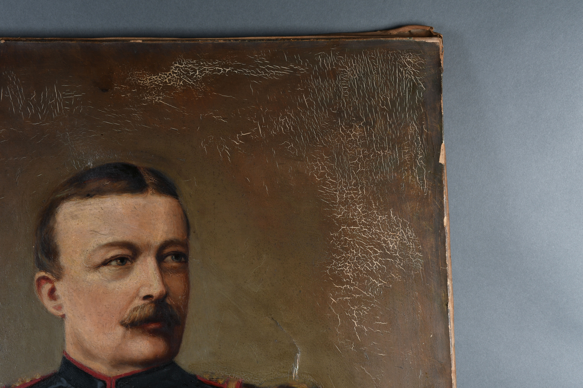 Portrettmaleri av mannsperson, offiser. Personen bærer uniform med ordener. Maleriet er usignert og uten ramme.