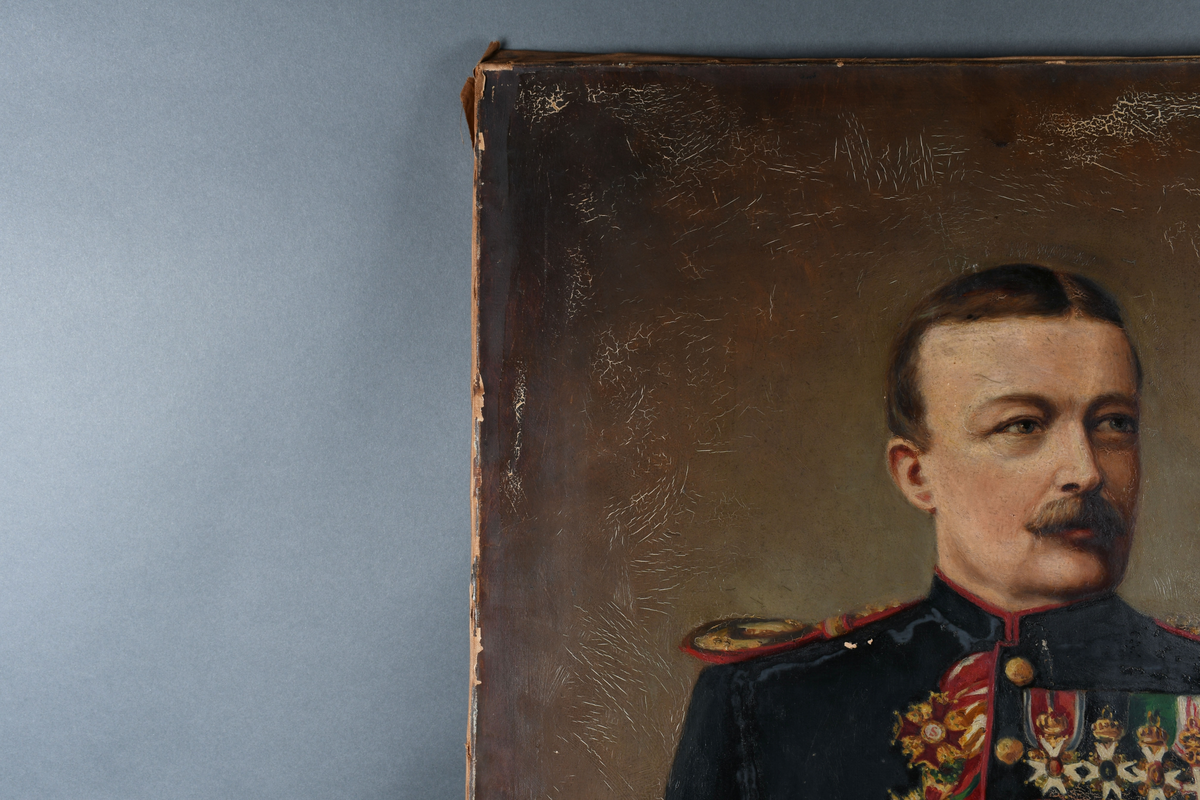Portrettmaleri av mannsperson, offiser. Personen bærer uniform med ordener. Maleriet er usignert og uten ramme.