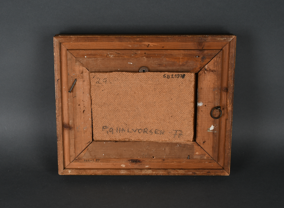 Landskapsmaleri med stormfull, skydekket himmel. Mellomgrunnen deles opp av en skogslinje, og et fjell i bakgrunnen. Himmelen har fått størst tildelt plass i motivet.