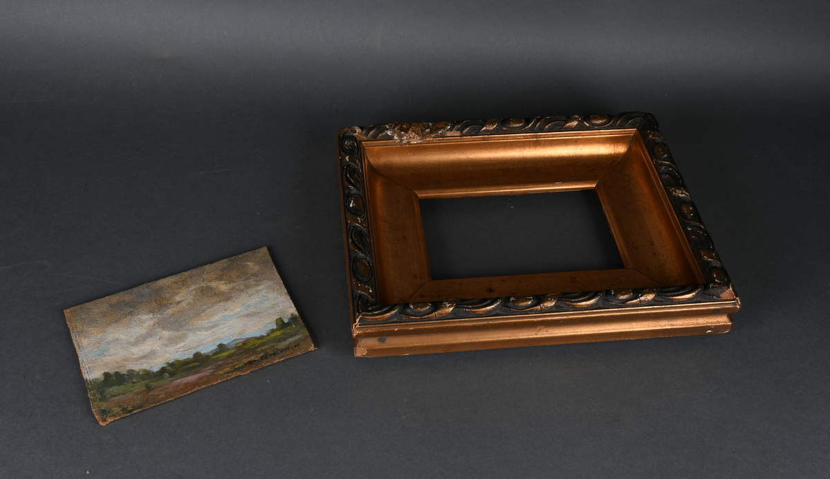 Landskapsmaleri med stormfull, skydekket himmel. Mellomgrunnen deles opp av en skogslinje, og et fjell i bakgrunnen. Himmelen har fått størst tildelt plass i motivet.