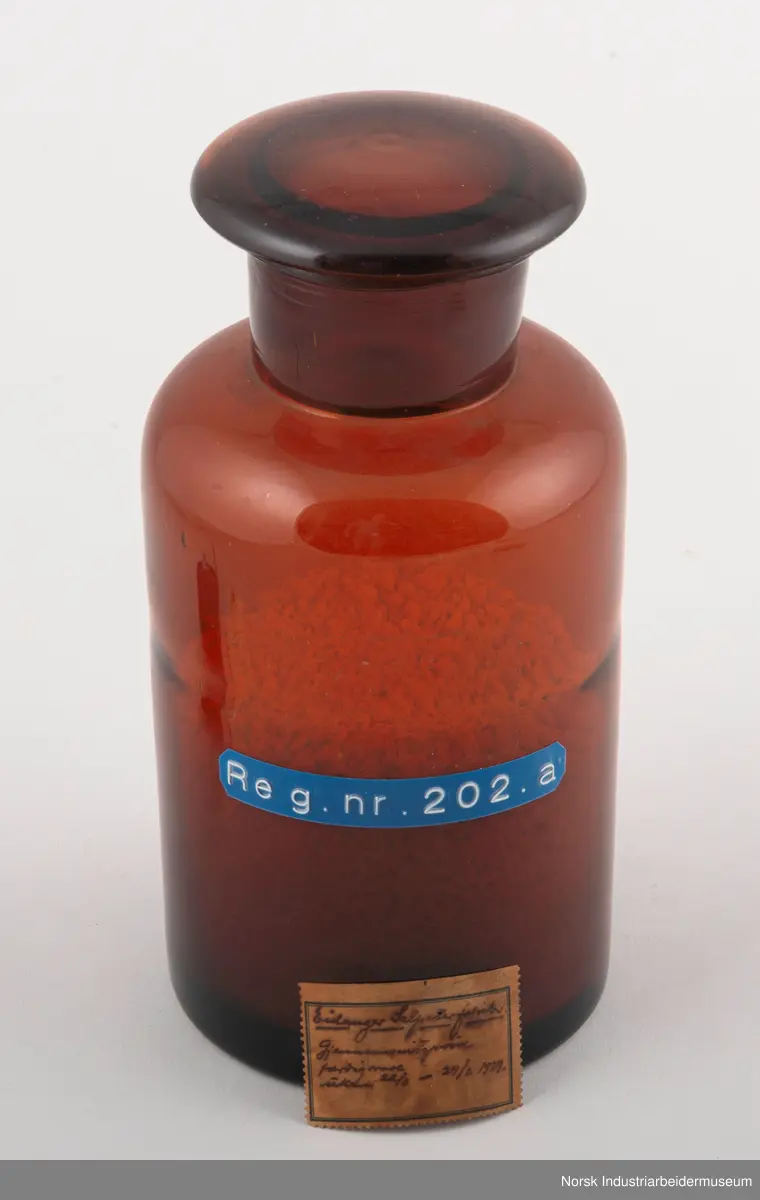 Åtte sylindriske laboratorieflasker i glass som inneholder kalksalpeter-prøver fra 1929, 1931 og 1932.
1. Gjennomsnittsprøve ferdigvare 23/6 - 29/6 . 1929
2. Gjennomsnittsprøve ferdigvare 14/7 - 20/7 . 1929
3. Gjennomsnittsprøve ferdigvare 21/7 - 27/7 . 1929
4. Salpeterprøve sendt til Tyskland 27/7. 1929
5. Gjennomsnittsprøve ferdigvare 26/7 - 2/8 . 1929
6. Gjennomsnittsprøve ferdigvare 18/8 - 24/8 . 1929
7. Gjennomsnittsprøve ferdigvare 20/3 - 31/3 . 1931
8. Gjennomsnittsprøve ferdigvare 18/1 - 25/1 . 1932