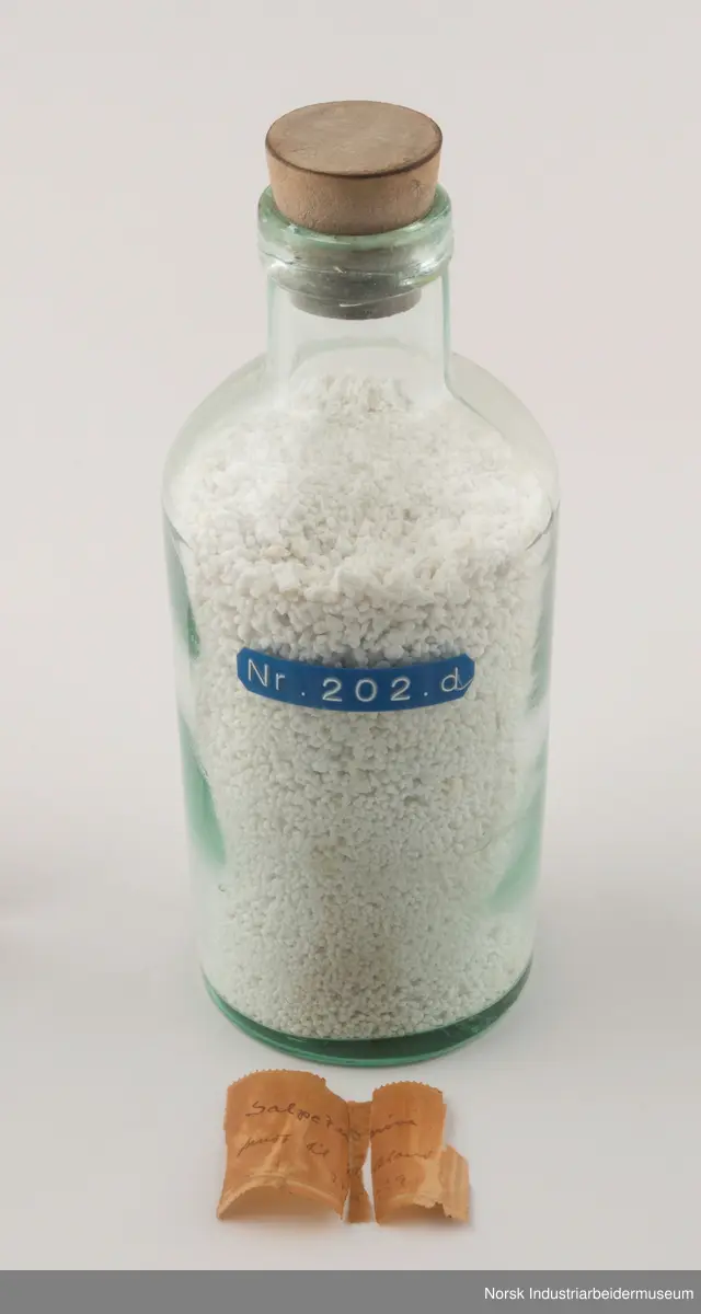 Åtte sylindriske laboratorieflasker i glass som inneholder kalksalpeter-prøver fra 1929, 1931 og 1932.
1. Gjennomsnittsprøve ferdigvare 23/6 - 29/6 . 1929
2. Gjennomsnittsprøve ferdigvare 14/7 - 20/7 . 1929
3. Gjennomsnittsprøve ferdigvare 21/7 - 27/7 . 1929
4. Salpeterprøve sendt til Tyskland 27/7. 1929
5. Gjennomsnittsprøve ferdigvare 26/7 - 2/8 . 1929
6. Gjennomsnittsprøve ferdigvare 18/8 - 24/8 . 1929
7. Gjennomsnittsprøve ferdigvare 20/3 - 31/3 . 1931
8. Gjennomsnittsprøve ferdigvare 18/1 - 25/1 . 1932