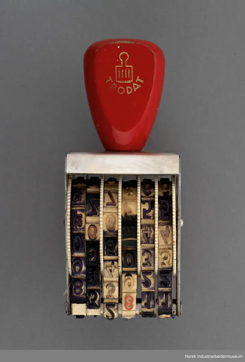 Elleve stempler fra Rjukanbanen med ulik tekst.