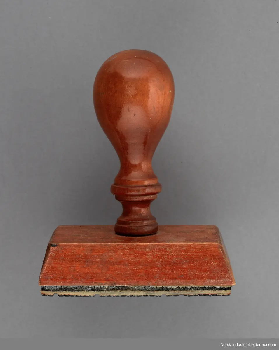 Elleve stempler fra Rjukanbanen med ulik tekst.