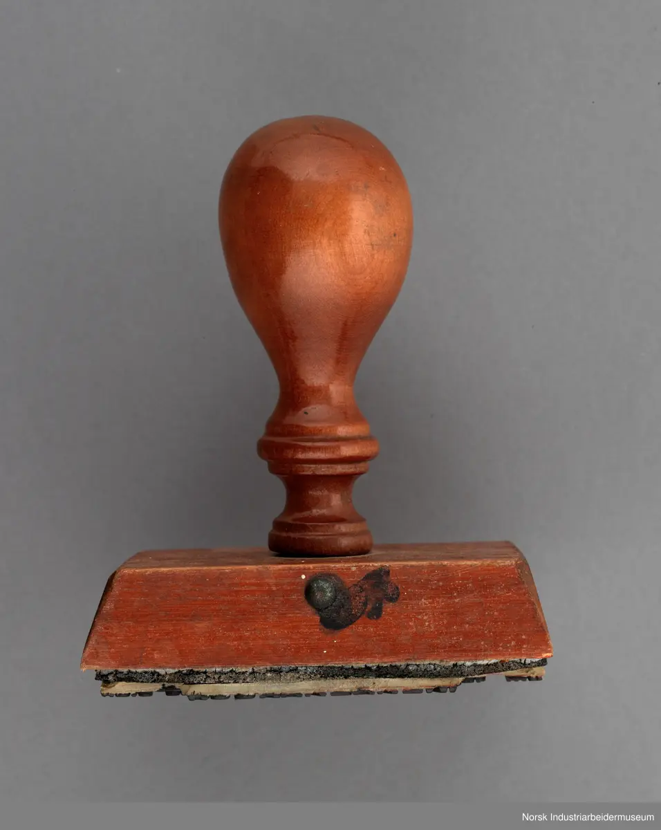 Stempel fra Rjukanbanen med informasjon for kjøretøy på fergene.