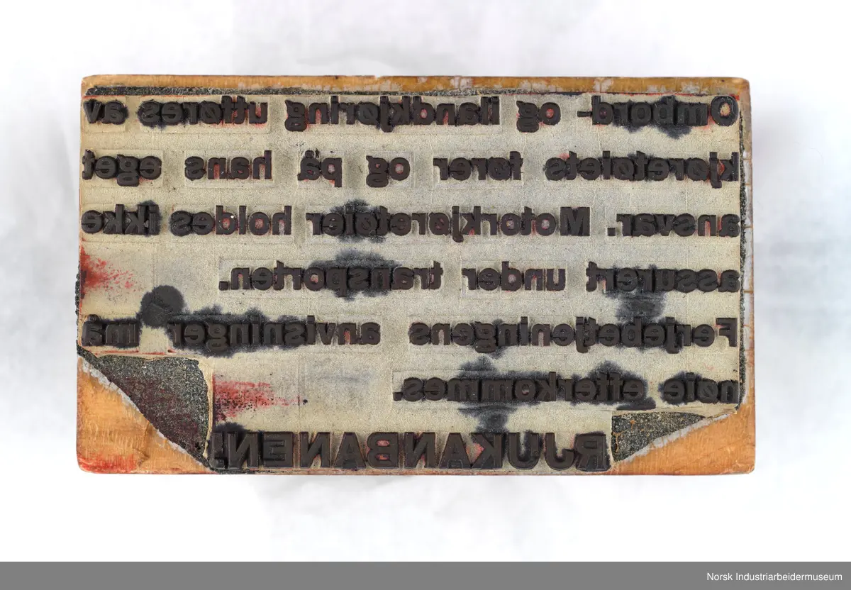 Stempel fra Rjukanbanen med informasjon for kjøretøy på fergene.