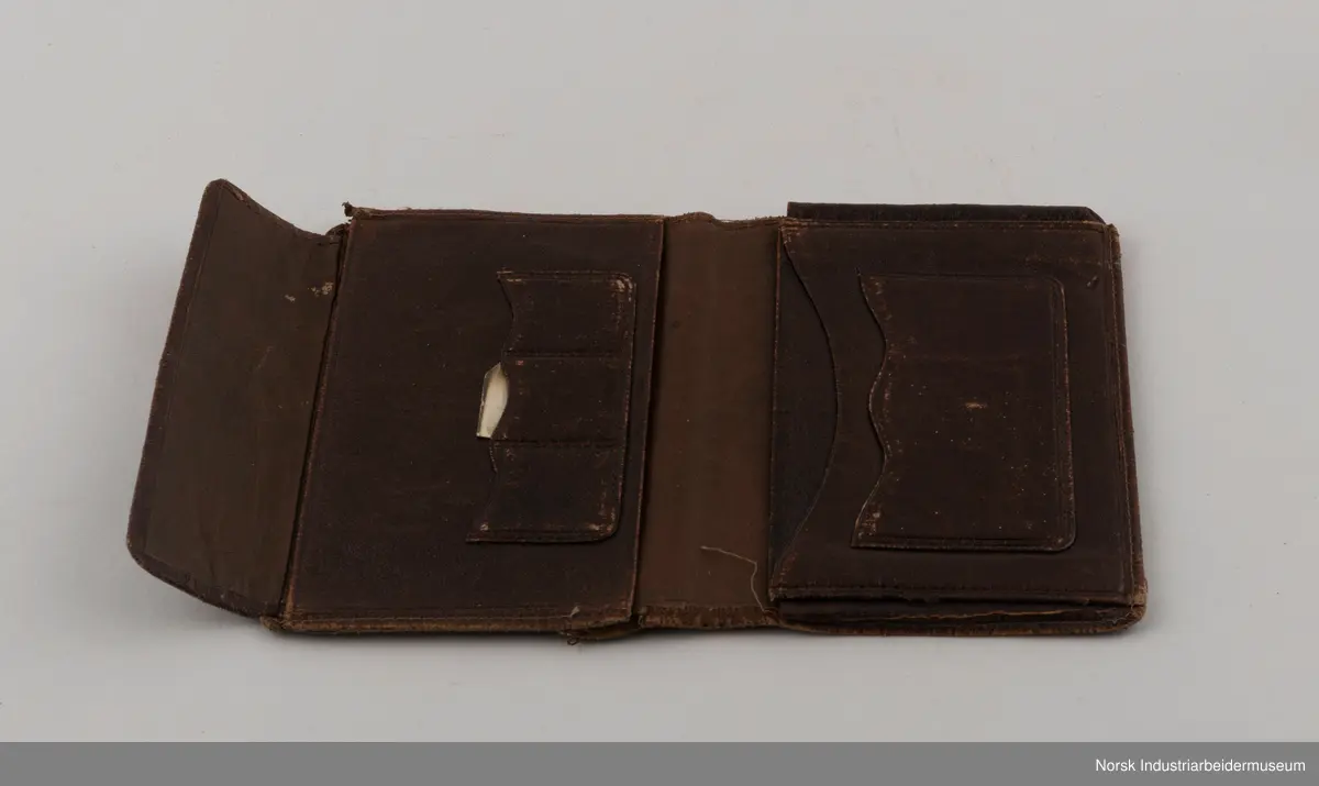 Rektangulær lommebok i lær.