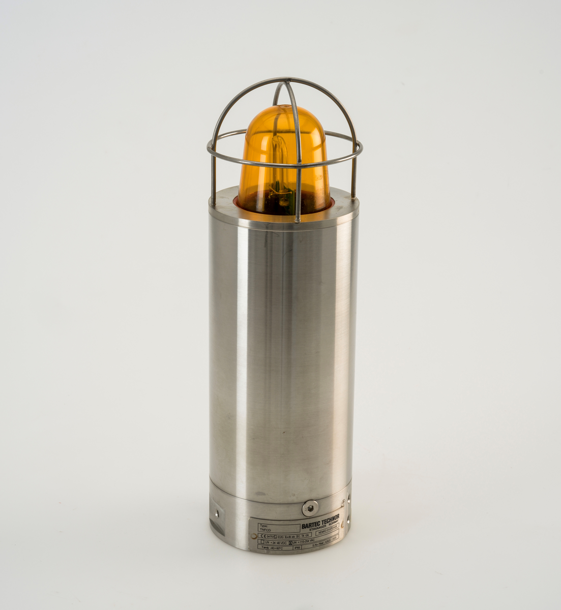 Sylinderformet signallampe av rustfritt stål med kuppel av plast. Lampen er ubrukt.