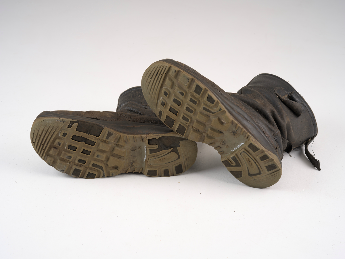 Et par med vernestøvler av skinn med mykt innvendig fôr og oljebestandige såler.