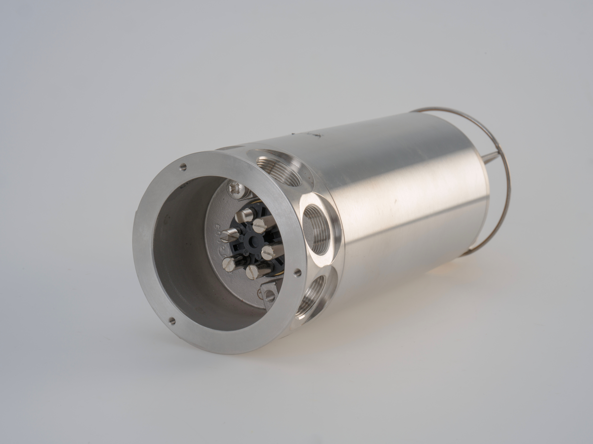 Sylinderformet signallampe av rustfritt stål med kuppel av plast. Lampen er ubrukt.