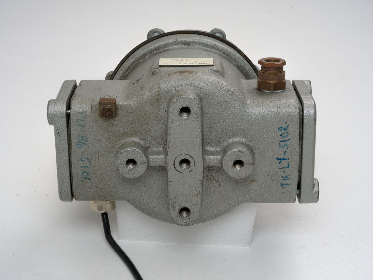 Signallampe med kuppel av glass og to avtagbare deksler som er festet med skruer.