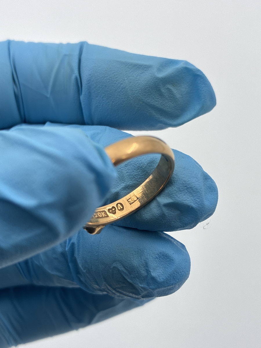 Guldring med granat.

Stämplar: 
Mästarstämpel: LEL = Ludvig Edvard Liljeblad
20K = 20 karat
Kattfot
Ortsstämpel: A = Alingsås
Årsbokstav X5 = 1876