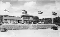 Vykort, "Kärradal, Pensionat Strandbaden." Fyra flaggor av o